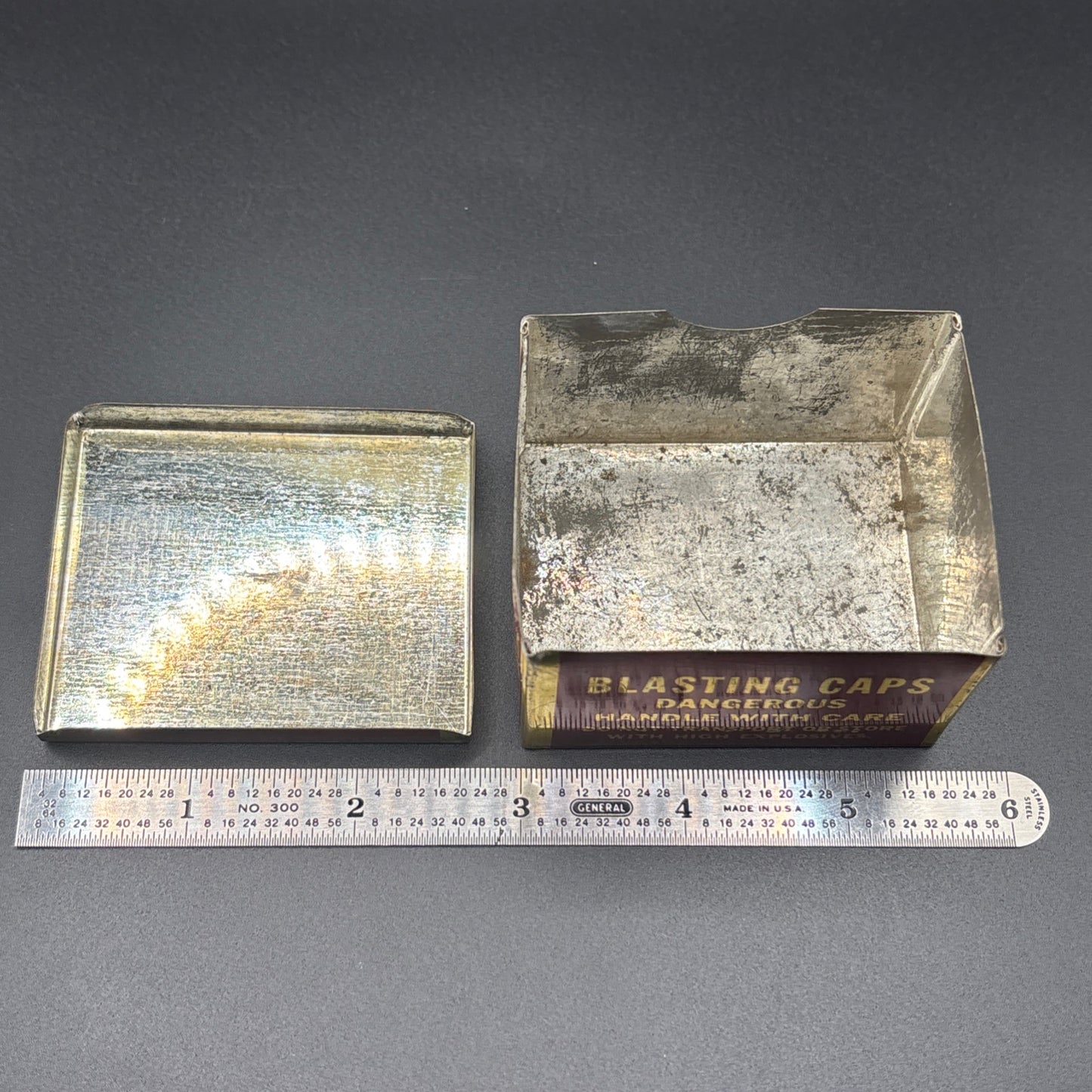 Illinois Powder Mfg. Co. No. 6 Blasting Caps Tin – 100 Count – Red & Gold